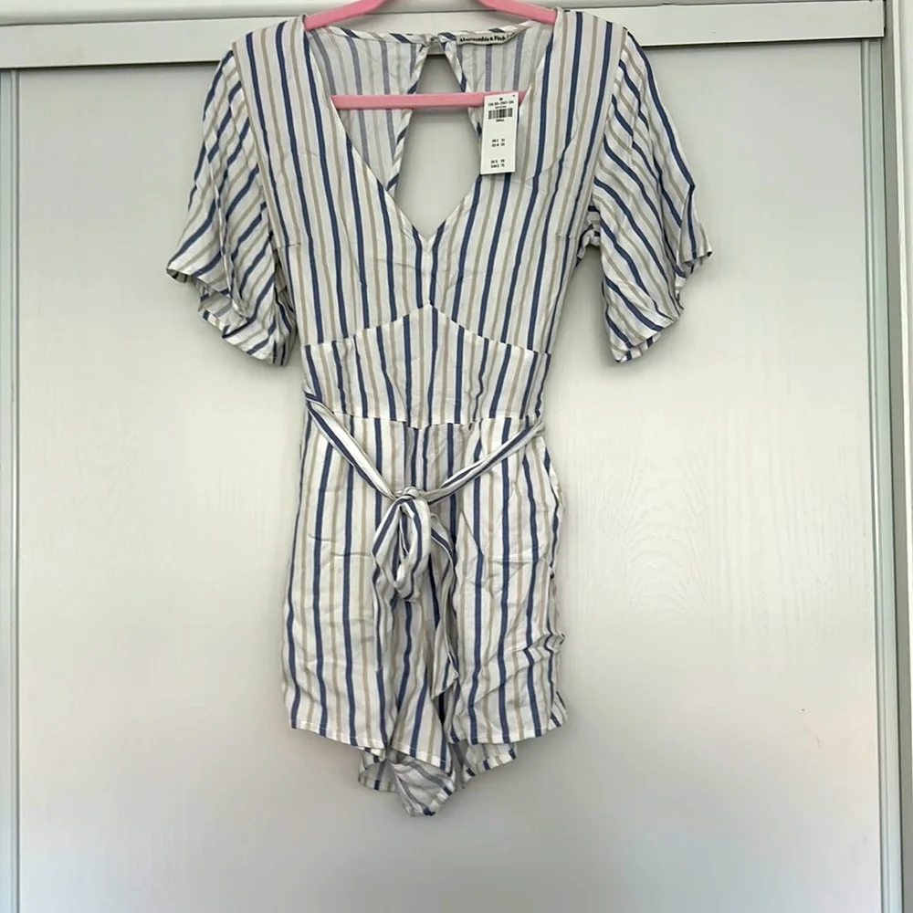 NWT Abercrombie white, blue and tan striped romper in size Small - Picture 3 of 4